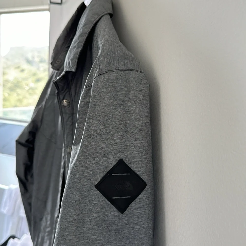 North Face Gray Lightweight  Snap Button Closure Jacket Size Medium